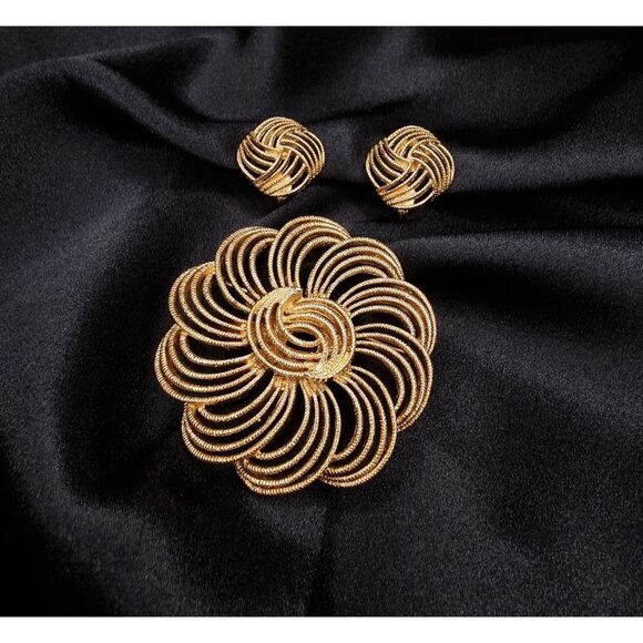 Vintage Monet 1960s Gold-Tone Brooch & Earrings Set - Picture 1 of 5